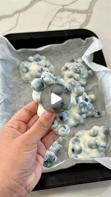 Greek Yogurt Covered Blueberries, Blueberry Yogurt Bites, Frozen Blueberry Yogurt Bites, Blueberry Frozen Yogurt, Keto Yogurt Covered Blueberries, Blueberry Yogurt Clusters, Yogurt Covered Blueberries, Cashew Yogurt, Frozen Yogurt Bark