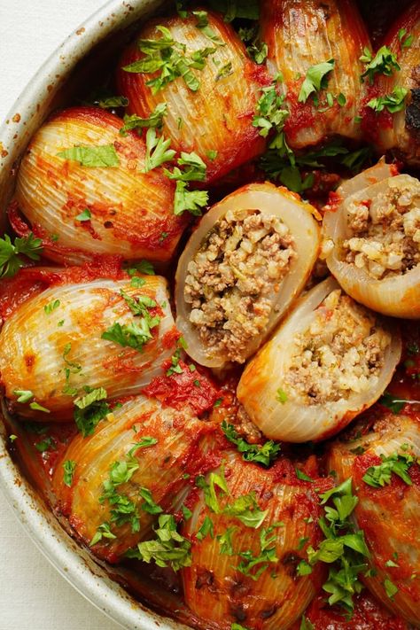 This recipe for Greek Stuffed Onions is one of my favs because it is so dang comforting. I grew up eating Salantourmasi and I want to share this traditional (and delicious) recipe with you. Beef Recipes Healthy Clean Eating, Mediterranean Greek Recipes, Delicious Savory Recipes, Food Recipes Around The World, Middle Eastern Stuffed Onions, Stuffed Veggies Recipes, Onion Dolmas Recipe, Greek Aubergine Recipes, Greek Grape Leaves Stuffed