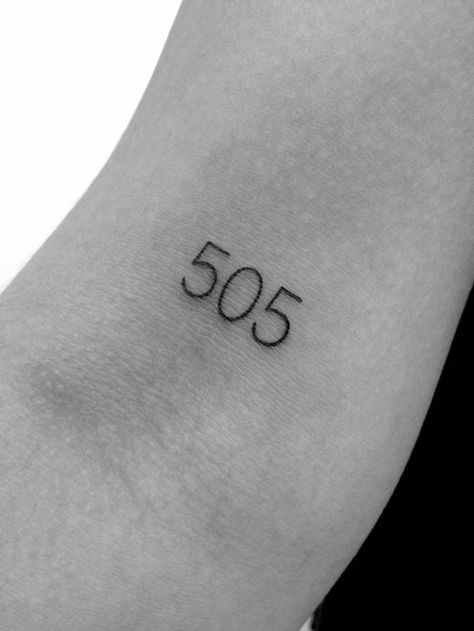 #arcticmonkeys 🐒 #tatuajes Tiny Tattoos Arctic Monkeys, Nbhd Tattoo Ideas, Artic Monkeys Tattoo Lyrics, Artic Monkeys Tatoos, 505 Tattoo Arctic Monkeys, Arctic Monkeys Inspired Tattoo, Artic Monkey Tattoos, Artic Monkeys Tattoo Ideas, The Neighbourhood Tattoo Ideas