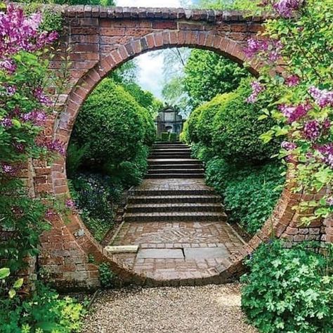 il giardino on Instagram: “Look mum! There’s an hole in the garden 🕳 🌺  Magic on the way 🧚‍♂️🌿 😁 . 💚 . Entry by 🧚‍♂️ @lara_bluelapis 🌿 Via @archigardenist/ from…” Moon Gates, Tor Design, Resort Ideas, Spring Gardens, Moon Gate, Country Garden Decor, Asian Landscape, Garden Wallpaper, Formal Garden