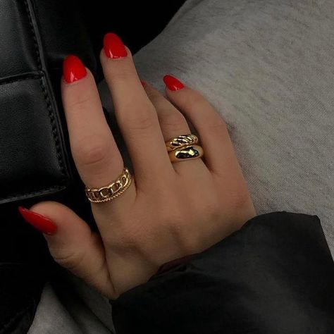 EVRY JEWELS™️ on Instagram: “Ring stack goals 🖤✨” B Necklace, Twisted Band Ring, Jewels Rings, Twisted Band, Sell Gold, Belly Rings, Jewelry Inspo, Ring Size Guide, Favorite Rings