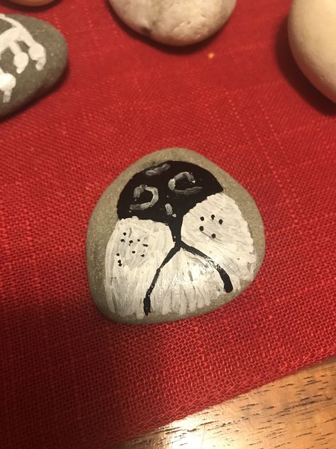 Dog nose rock Dog Rock Art, Painted Dog Rocks, Dog Painted Rocks, Rock Painting Dogs, Dog Rock Painting, Rock Crafts Diy, Rock Nails, Garden Rocks, Painted Pebbles