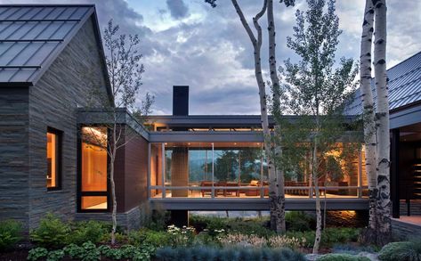 Sleek, contemporary dwelling in Colorado features a glass bridge Bridge House, Glass Bridge, Lake Keowee, Open House Plans, Casa Country, Glass Walls, Nature Color Palette, Mountain Homes, Colorado Rockies