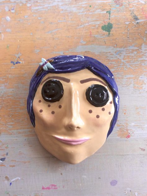 Ceramic Coraline doll mask Coraline Clay Mask, Clay Mask Ceramics, Art Masks Ideas Projects, Ceramics Mask Ideas, Clay Mask Ideas Art Ceramic Sculptures, Clay Mask Art Ideas, Ceramic Face Mask, Ceramic Masks Ideas Easy, Clay Masks Ceramics