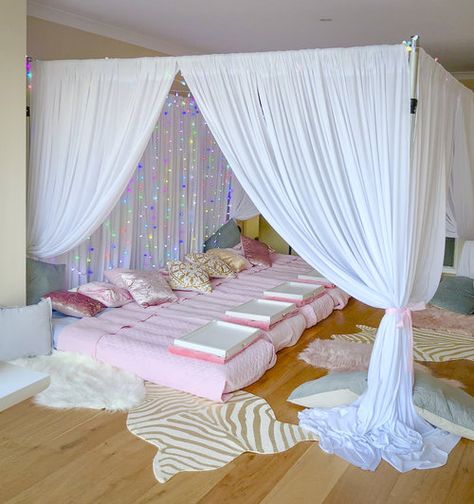 Sleepover Forts Slumber Parties, Sleep Over Tent Ideas Sleepover Party, Indoor Glamping Party, Indoor Glamping, Tent Sleepover, Girly Bedrooms, Slumber Party Decorations, Spa Sleepover Party, Sleepover Room