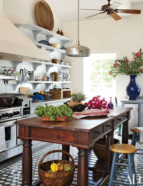 15 rustic kitchens for inspired country chic decorating Barn Kitchen, Beach Kitchens, Classic Kitchen, Kitchen Cabinet Storage, Kitchen Shelves, Kitchen Pantry, Beautiful Kitchens, Architectural Digest, Rustic Kitchen