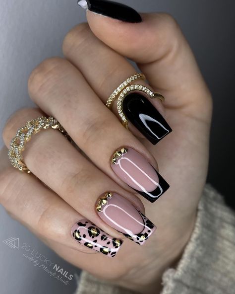 💫 Dazzle with detail with over 50 intricate gold nail designs. These designs offer a sophisticated and luxurious flair. Check out the best winter nails ideas and designs for short nails, almond nails and coffin nails in this article. Nail Designs Ideas, Gold Nail Designs, Fancy Nails Designs, Gold Nail, Leopard Nails, Striped Nails, Nail Envy, Short Acrylic Nails Designs, Elegant Nails