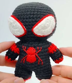 PATRONES AMIGURUMI GRATIS: PATRON GRATIS SPIDERMAN AMIGURUMI 67795 Amigurumi Spiderman, Mini Toys, Spiderman, Projects To Try, Amigurumi, Internet, Toys, Crochet