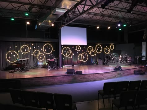 Christmas Stage Design Church, Christmas Stage Decor, Christmas Church Stage Design, Stage Design Ideas Creative, Church Decorations Ideas, Small Church Stage Design, Church Stage Design Ideas Backdrops, Christmas Decor Ideas For Church, Christmas Stage Decorations