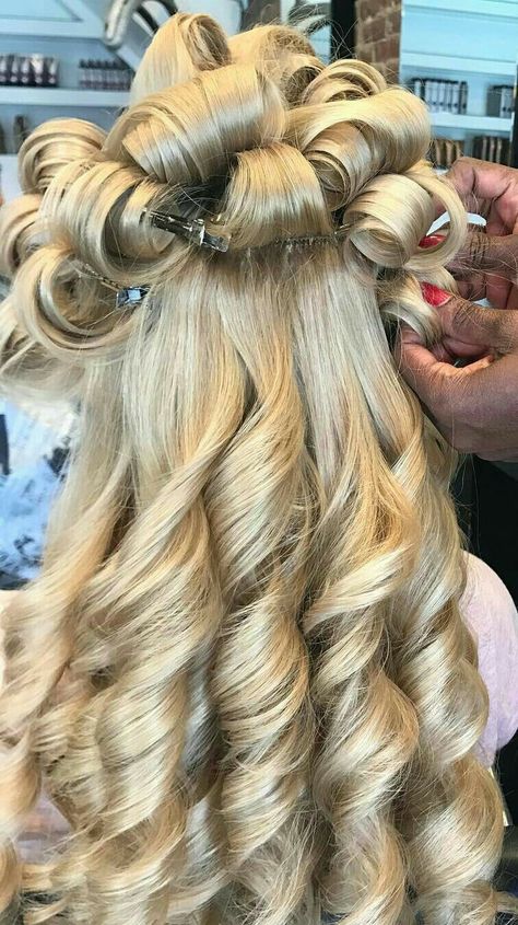 Pin Curls Aesthetic, Hairstyles Rollers, Pin Curls Long Hair, Hair In Curlers, Curls Long Hair, Hairstyles Curls, Curls For Long Hair, Pin Curls, Hair Stylies