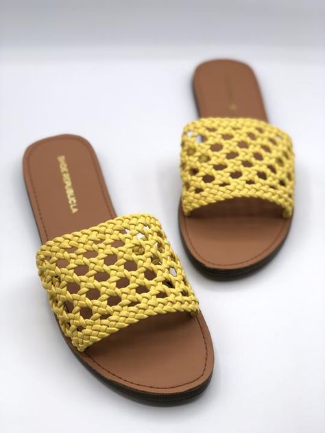 Fancy Slippers, Slippers Free Pattern, Slippers Design, Sandals Design, Crochet Boho Bag, Crochet Shoes Pattern, Soft Sandals, African Fashion Traditional, Designer Slippers