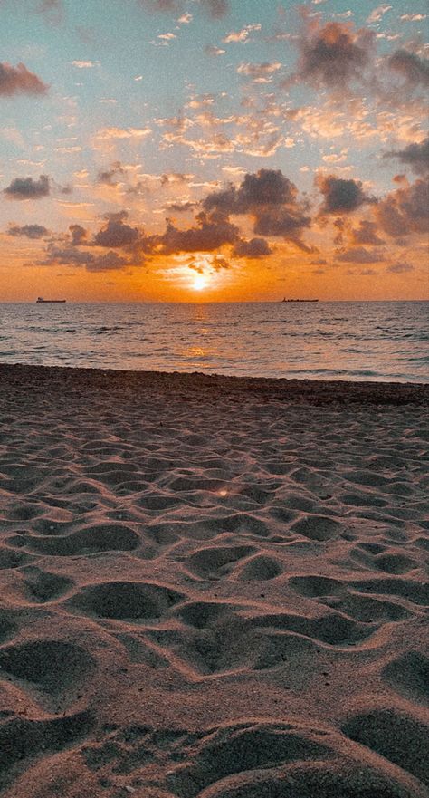 📍Fort Lauderdale, Florida #sunrise #beach #aesthetic #ocean Sunrise Beach Aesthetic, Aesthetic Sunrise, Pocket Full Of Sunshine, Aesthetic Ocean, Sunrise Pictures, Fort Lauderdale Florida, Morning Sunrise, Look At The Sky, Beach Wallpaper