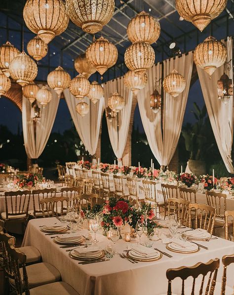 Moroccan Wedding Decor, Aladdin Wedding, Lanterns Wedding, Lantern Decor Wedding, Moroccan Theme, Turkish Wedding, Wedding Exits, Arab Wedding, Boda Mexicana