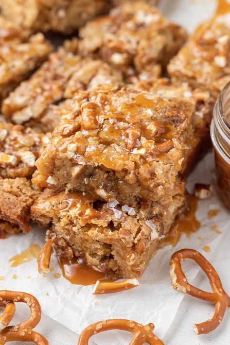 Salted Caramel Blondies Recipe, Pretzel Blondies, Caramel Crumble, Salty Pretzels, Caramel Blondie, Salted Caramel Bars, Salted Caramel Pretzels, Caramel Pretzels, Caramel Bars