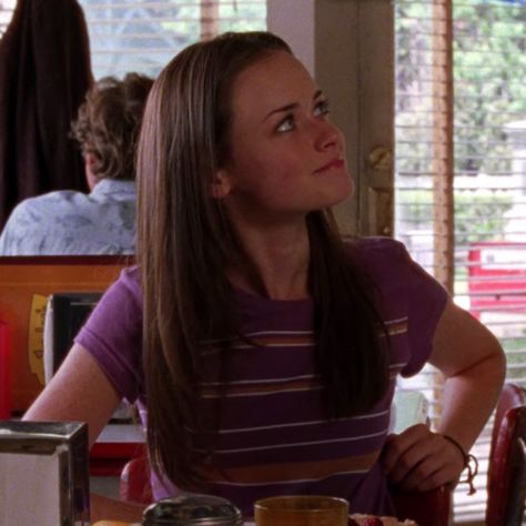 Iconic Brunettes, Rory Gilmore Hair, Chilton Rory, Rory Gilmore Style, Elena Gilbert Style, Gilmore Girls Fashion, Gilmore Girls Outfits, Team Logan, Gilmore Girl