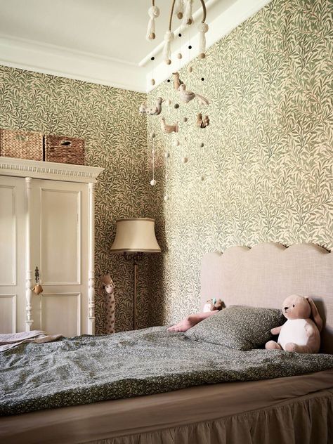 William Morris Wallpaper in a Scandinavian Apartment 9 William Morris Tapet, Wallpaper William Morris, Scandinavian Bedroom Ideas, Teen Sleeping, Bed Closet, Apartment New York, Oak Parquet Flooring, 2024 Bedroom, Victorian Floor Tiles