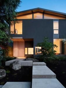 Contemporary renovation with sleek interiors in Vancouver Vancouver Special, Canadian House, Casa Exterior, Architectural Practice, Style At Home, Modern Homes, House And Home Magazine, Residential Building, Residential Design