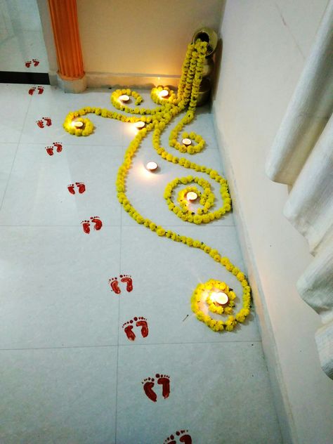 Traditional Indian Decor, Marigold Garland, Mandir Decoration, Diwali 2022, Diwali Decoration Ideas, Home Flower Decor, Flowers Garland, Rangoli Designs Simple Diwali, Diy Floral Decor