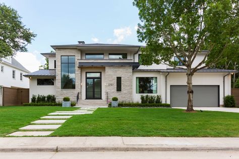 Tour a Texas Home That Fuses Contemporary and Traditional Design #SOdomino #property #home #house #building #realestate #residentialarea #estate #roof #architecture Modern Traditional Home Exterior, Contemporary Traditional Home, Texas Architecture, Marie Flanigan, Houston Interior Designers, Contemporary House Exterior, Charming House, Home Exterior, Texas Homes