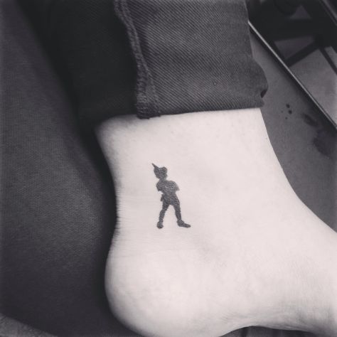 Peter Pan ankle tattoo Neverland Tattoo, Peter Pan Tattoo, Ankle Tattoo Designs, Disney Tattoo, 1 Tattoo, Sister Tattoos, Dream Tattoos, Tattoo Outline, Disney Tattoos