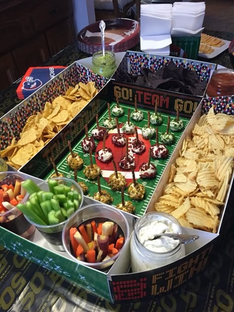 Superbowl Guacamole Stadium, Decorating For Super Bowl Party, Super Bowl Theme Party, Football Stadium Charcuterie Board, Super Bowl Party Aesthetic, Football Stadium Food, Football Stadium Snack Display, Super Bowl Food Ideas, Bowl Food Ideas