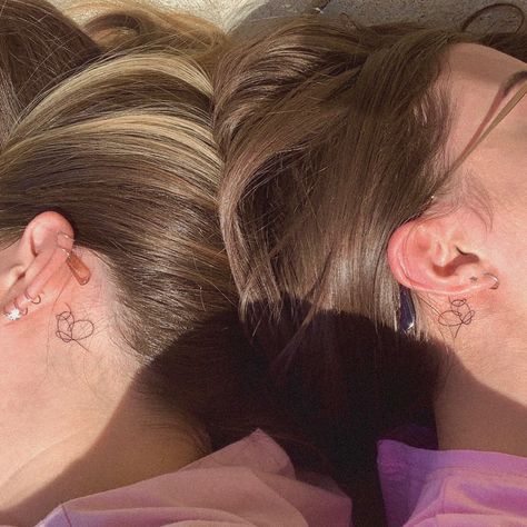 Best Friend Behind The Ear Tattoos, Matching Behind Ear Tattoos, Matching Ear Tattoos, Bts Matching Tattoos, Best Friend Tattoos Behind Ear, Bts Love Yourself Tattoo, Matching Bts, Bts Tattoo Ideas, Tattoo Amigas