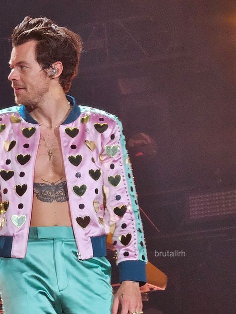 HL Daily On Tour on Twitter: "Harry Styles, live from Johan Cruijff ArenA. #LoveOnTourAmsterdam #Night3 6.6.23 📸: brutallrh https://t.co/a6VvT6piPC" / Twitter Uk Boys, Love On Tour Outfits, Harry Styles Songs, Harry Styles Outfit, Harry Styles Smile, Harry Styles Tour, Harry Styles Concert, Harry Styles Live, Harry Styles Cute