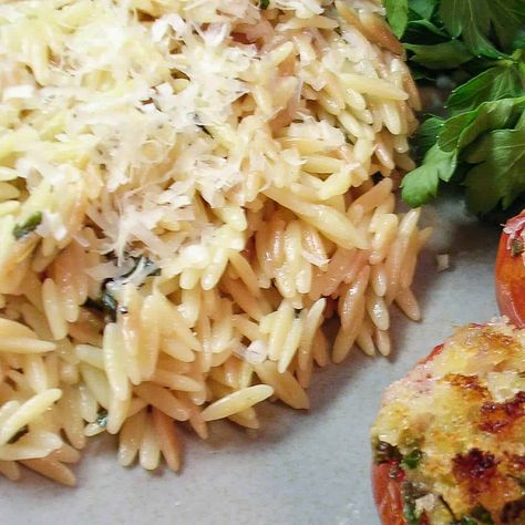 Orzo with Parmesan and Basil is a simple orzo pasta dish with Parmesan cheese and fresh basil. Just like a Mediterranean macaroni and cheese! Simple Orzo, Gluten Free Orzo, Greek Spices, Lemon Orzo, Orzo Recipes, Gluten Free Sides Dishes, Orzo Pasta, Pasta Dish, Chopped Tomatoes