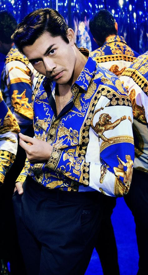 Versace Shirts Men Outfit, Versace Outfits Men, Versace Mens Shirt, Brylcreem Hairstyles, Versace Silk Shirt, Fall Editorial, Bottega Veneta Men, Menswear Editorial, Henry Golding