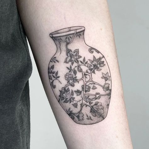 Wabi Sabi Tattoo, Kintsugi Tattoo Ideas, Tattoo Ideas Flower, Kintsugi Tattoo, Trendy Tattoo Ideas, Japanese Kintsugi, Silver Tattoo, Brain Tattoo, Kintsugi Art