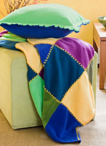 Fun fleece projects  - pieced fleece quilt tutorial. Fleece Scraps, Fleece Ideas, Fleece Sewing Projects, Fleece Crafts, Fleece Projects, Diy Skirts, No Sew Fleece Blanket, No Sew Blankets, Fleece Pillow