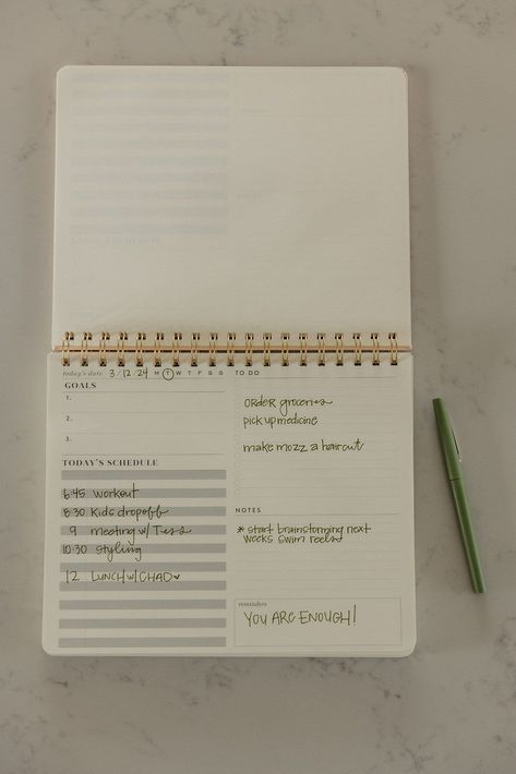 This one-day-at-a-time desk planner pad is the perfect way to stay organized and productive all year long. With its spacious layout, you can easily keep track of your daily tasks, appointments, and notes. The planner also includes a monthly overview, so you can see at a glance what's coming up. Whether you're a student, a busy professional, or a stay-at-home parent, this planner is the perfect Printables For Moms, Planner Setup Ideas, Planning Aesthetic, Spiral Planner, Life Planner Organization, Desk Planner, Planner Notes, Planner Writing, Planner Setup