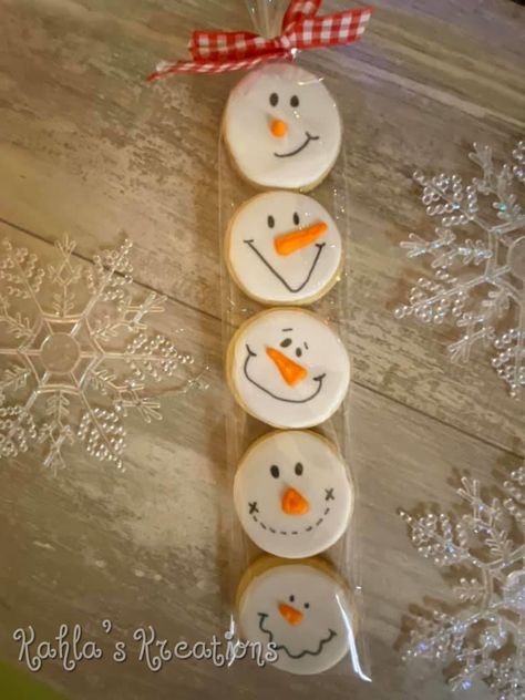 Stacked Snowman Cookies, Round Snowman Cookies, Snowman Face Cookies, Simple Christmas Decorated Cookies, Snowman Sugar Cookies Decorated, Mini Christmas Cookies Decorated, Snowman Christmas Cookies, Decorated Christmas Sugar Cookies, Mini Christmas Cookies