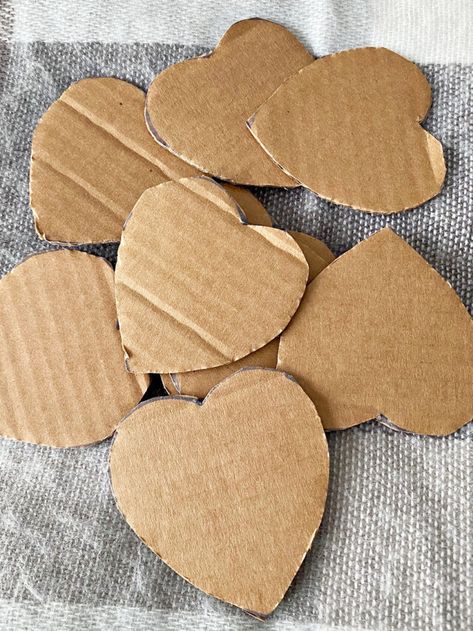 Cardboard Yarn Hearts, Yarn Hearts Craft, Cardboard Hearts Craft, Yarn Wrapped Hearts, Yarn Hearts Diy, Diy Cardboard Crafts Decoration, Valentine Hearts Crafts, Diy Crochet Garland, Heart Ornaments Diy