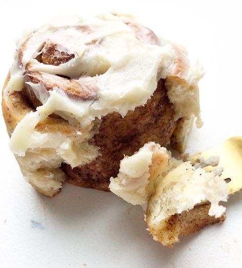 Make these delicious cinnamon rolls in under an hour. They are better than Cinnabon! Easy Cinnamon Roll Recipe, Homemade Cream Cheese Icing, Cinnabon Recipe, Cinnamon Roll Frosting, Cinnamon Rolls With Cream Cheese, Cinnamon Rolls With Cream, Easy Cinnamon Rolls Recipe, Recipe With Cream Cheese, Cinnamon Roll Icing