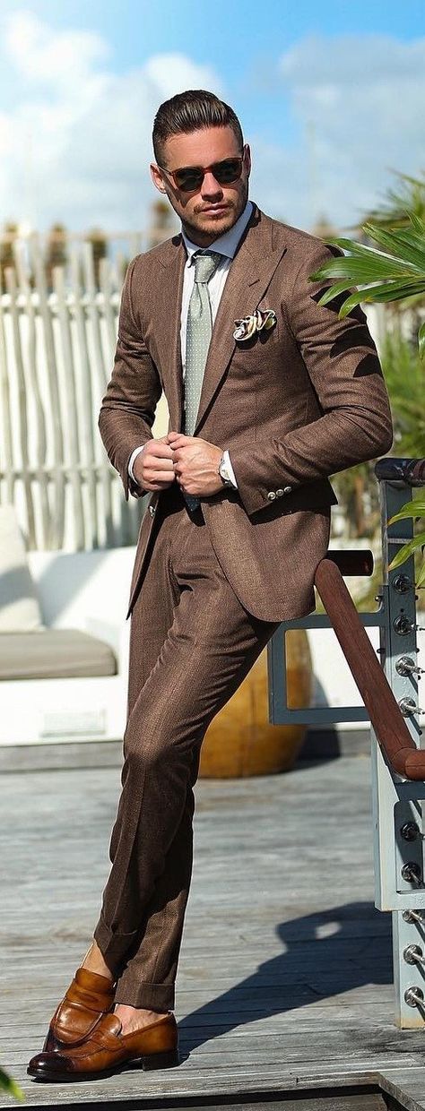 Off White Shirt And Brown Suit Combinations For Men Men Brown Suit, Mens Brown Suit, Brown Men Suit, Brown Suit Men, Brown Groomsmen Suits, Brown Suit Wedding, Brown Groomsmen, Brown Suits For Men, Suit For Men Wedding