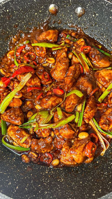 Chilli Chicken Recipe https://fooooods.com/chilli-chicken-reznacooks Chicken Chilli, Chilli Chicken Recipe, Chicken A La King, Chilli Paste, Chilli Chicken, Chili Paste, Happy Food, Tasty Foods, Sweet Chilli