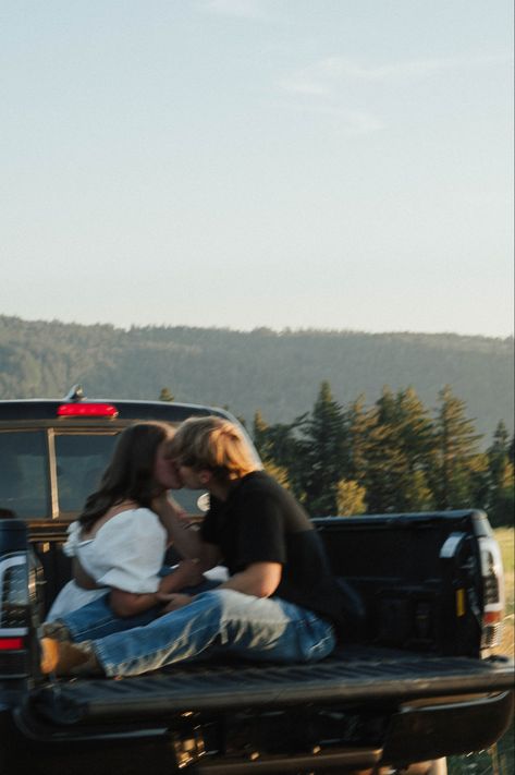 couples photoshoot west coast washington oregon cowgirl cowboy country aesthetic mountains hills cinematic photography movie couple goals storytelling truck Pickup Truck Photoshoot Couple, Country Couple Photoshoot With Truck, Pick Up Truck Photoshoot Couples, Cute Couple Pics With Truck, Vintage Truck Couple Photoshoot, Family Truck Photoshoot, Southern Couple Aesthetic, Pickup Truck Photoshoot, Western Fall Aesthetic