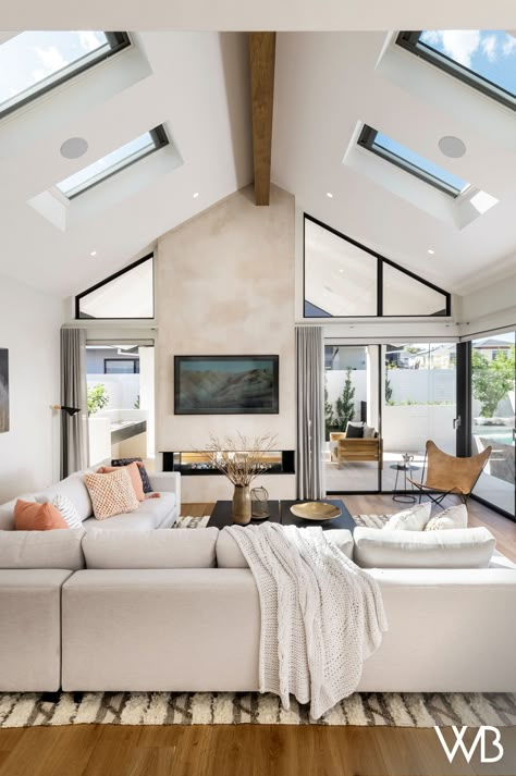 Skylight Living Room, Casa Vintage, Lounge Room, Large Living Room, House Inspo, Dream Home Design, House Inspiration, Great Rooms, Home Living Room