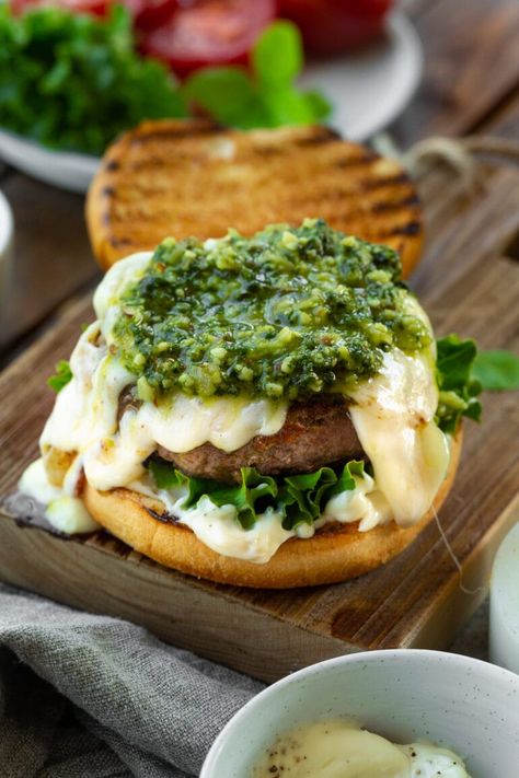 Summer Burger Recipes, Pesto Burger, Pesto Burgers, Fancy Burgers, Caprese Burger, Seafood Sandwiches, Burger Bites, Garlic Pesto, Oh Sweet Basil