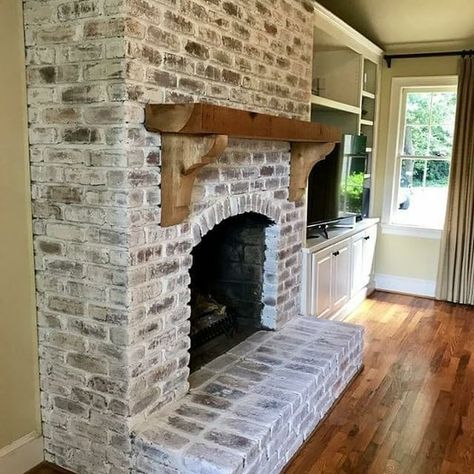 Absolutely stunning fireplace makeover with Romabio Classico Limewash in Avorio White by @patriciapresto of "On The Surface" in Atlanta,… Limewashed Brick, Brick Fireplace Remodel, Lime Wash Brick, Basement Fireplace, Painted Brick Fireplaces, Brick Fireplace Makeover, Paint Fireplace, Farmhouse Fireplace, Retro Living Rooms