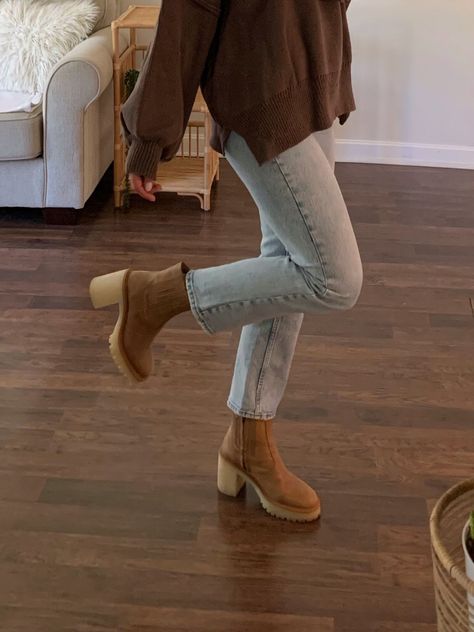 Tan And Jeans Outfit, Outfit Idea With Chelsea Boots, Free People James Chelsea Boot, Brown Chelsea Boots Outfit Women Winter, Women’s Boots Outfit, Fall Outfits Tan Boots, How To Style Taupe Chelsea Boots, Styling Tan Chelsea Boots Women, Chunk Boot Outfit