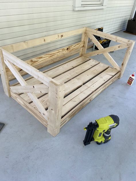 DIY Crib Mattress Porch Swing - The Gray Ruby Diaries Crib Mattress Porch Swing, Diy Crib Mattress, Diy Porch Swing Bed, Porch Swing Plans, Porch Bed, Diy Swing, Diy Porch Swing, Porch Swing Bed, Diy Crib