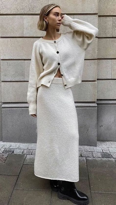 Fall Skirt Outfits, Long Skirt Winter, Long Knit Skirt, Knit Skirt Outfit, Winter Mode Outfits, Adrette Outfits, Fall Skirt, Skirt Outfits Fall, Estilo Indie