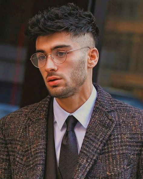 Hear Cut, Men Nose, Zaddy Zayn, Mens Photoshoot, Antony Starr, Zayn Malik Style, Mens Hairstyles With Beard, Hairstyle For Men, Zayn Malik Pics