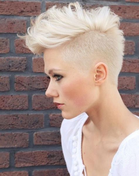 15 Brilliant Half Shaved Head Hairstyles for Young Girls Platinový Blond, Mohawk Hairstyles For Women, Short Mohawk, Faux Hawk Hairstyles, Edgy Haircuts, Mohawk Hairstyles, Platinum Blonde Hair, Undercut Hairstyles, Short Hairstyle