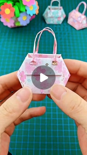 Small Paper Bags Diy, Paper Purses Ideas, Tiny Paper Crafts, Purse With Paper, Diy Goodie Bags, Diy Paper Purses, Diy Trinkets, Purse Charms Diy, Diy Will