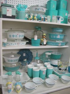 Vintage Turquoise Kitchen on Pinterest | Pyrex, Vintage Pyrex and ... Tiffany Blue Kitchen, Aqua Kitchen, Pyrex Dishes, Kitchen Wear, Turquoise Kitchen, Blue Kitchen Decor, Pyrex Collection, Vintage Dishware, Kitchen Things