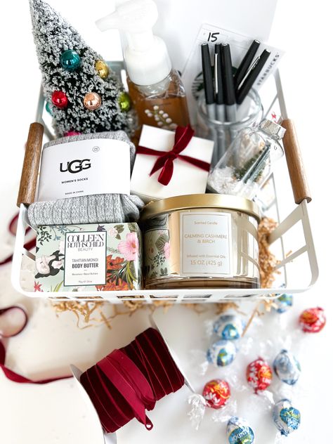 Christmas Gift Basket Teacher, Cool Christmas Gifts Target, Christmas Gifts For Teacher Friends, Homemade Christmas Gifts Teachers, Christmas Gift Basket For Teachers, Best Teacher Christmas Gifts Diy, Diy Christmas Gifts Teachers, Christmas Basket For Teachers, Teacher Christmas Basket Ideas