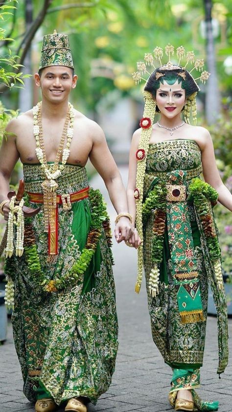 Traditional Indonesian Clothing, Indonesian Traditional Clothes, Indonesian Clothes, Indonesian Clothing, Javanese Wedding, Batik Clothing, Indonesian Wedding, Group Project, Asian Culture